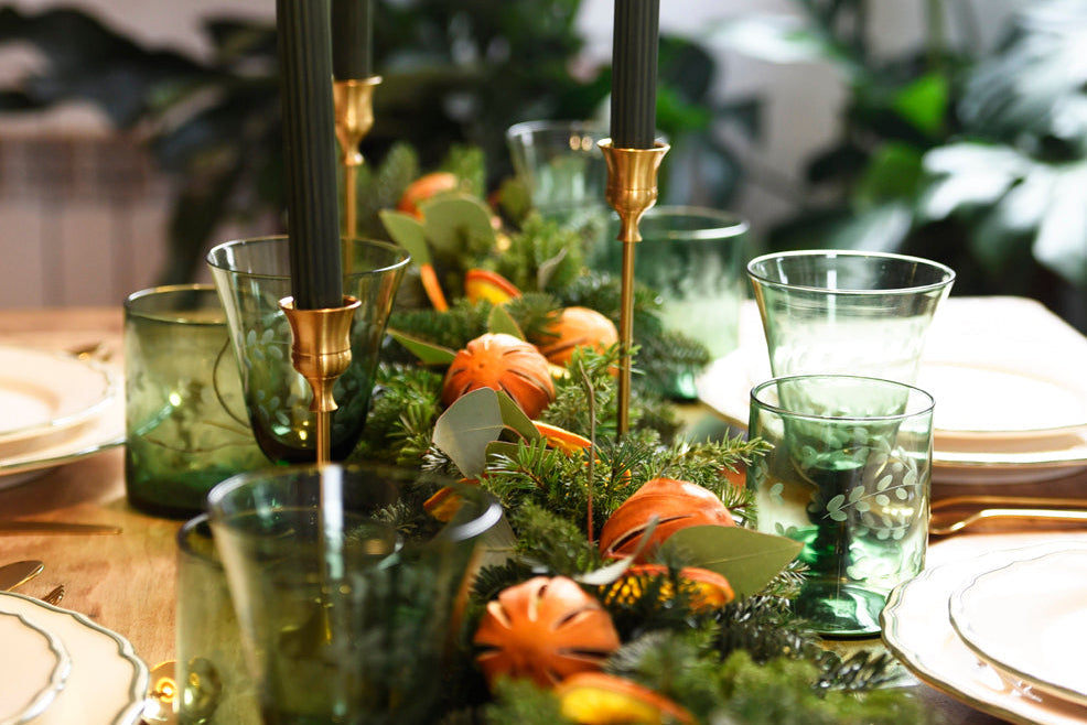 Świąteczny stół dla ludzi, nie dla Instagrama: jak dekorować żywymi roślinami