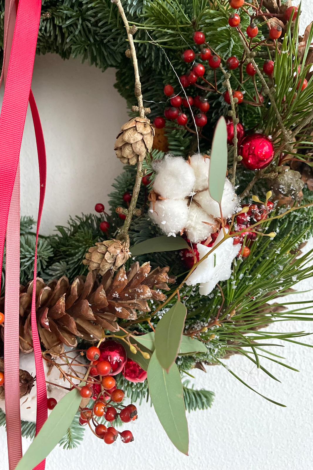 „Girlandy, wianki, stroiki… czym udekorować stół, by nadać podniosłość chwili?”