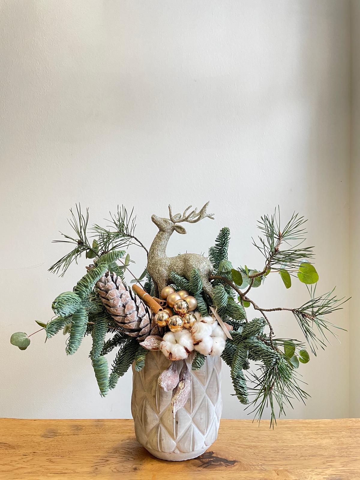 dekoracja-swiateczna- ze-swierkiem-sosna-szyszkami-jeleniem